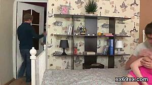 طبيب يفحص غشاء بكارة ويخترق فتاة عذراء في مستشفى