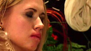 Voyeur lesbienne femme de chambre se doigte derrière la porte