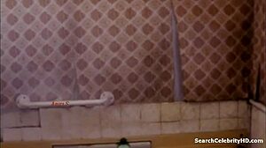 Саманта Мортон раздвигает ноги в Под кожей