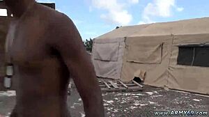 Mannen, dessa armégubbar i uniform är så heta som knullar på soffan. Deras gay sexfilm är bara intensiv!