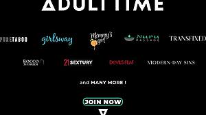 Уау, курът на Лиз Джордан се лиже от бюстита Пристин Едж преди да язди!