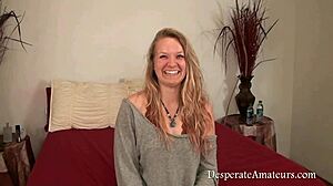 Sinirli milf ve 18+ amatör gençler para için büyük sik emiyor.