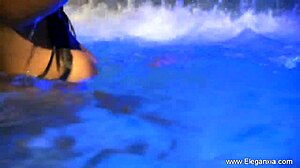 Jag slappnar av med en vacker badande brunett från Indien