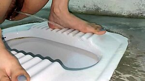 इंडियन युवती पेशाब करती शेव्ड पस्सी एक्सपोज्ड