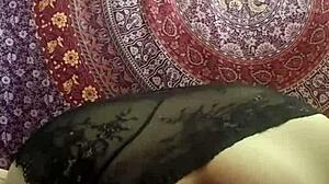 Jašem veliku igračku na webkameri u seksi čarapama za pohotne fanove.