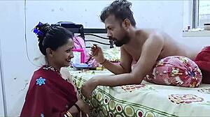 لا أستطيع مقاومة سوديبا، الخادمة الهندية المتحمسة تشتهي سريعة. كلامها القذر يجننني!