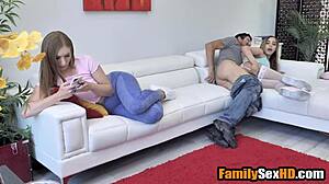 Mijn Stiefom Zijn Geheime Affaire Met Mij Bij Stieftante. Het Is Een Verknipte Familiedynamiek!