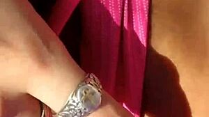 Estudante mexicana magra faz striptease ao ar livre na escola