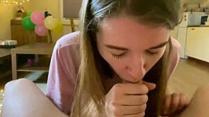 Elle suce salement jusqu'à ce que les larmes coulent sur son visage