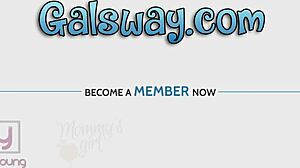 Gia Derza'nın oynak dili Kendra Spade'in sert meme ucunu baştan çıkarıcıca yalıyor