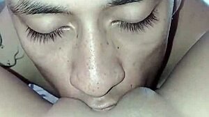 أكل كس لذيذ في فيديو منزلي مقرب