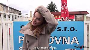 מזכירה עם ציצים גדולים רוכבת על זין של זר קשה