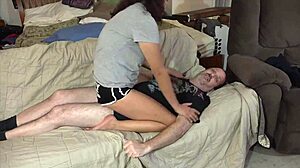 Dofrasa! Teen 18+ nevlastná dcéra sa trie v divokej prvej lapdance