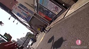 En mor med en fantastisk krop følte ingenting indtil hendes nippler blev hårde af berøring