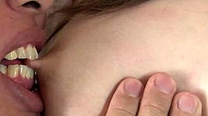 Uhh, jag kan inte ens... asiatiska Haruka Osawa, hon ger oralt nöje åt två killar, som fan, hennes bruna hår, de där stönanden, bara wow...