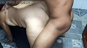 Vau, tämä punatukkainen milf-kurvi saa keittiössä kunnon paukut!