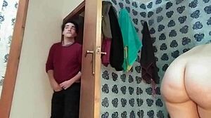 Chytám nevlastní sestru nahou ve sprše