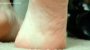 alternatív csaj csábít lábával szexi harisnyás játékban