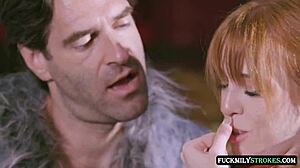 Vau, seksi pastorka trdo jebe mačehovega očeta! 😍