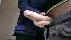 zašto on pokazuje taj ogromni kurac neverovatnoj neznanki?