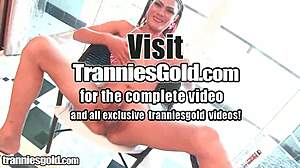 Ach, tá trans Anita v ružových plavkách je tak horúca, nemôžem prestať zívať na jej zadok a hračky