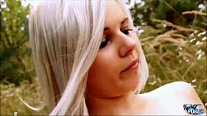 Fausse agente attire une blonde innocente dans une défonce publique avec une grosse bite