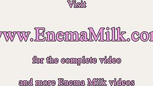 Эй, мы просто лесбиянки с клизмой балуемся игрушками в жопах друг друга