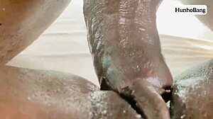 Negona vadia explode de gozo com estocadas do melhor amigo