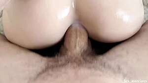 Oh nu, asta e gaura greșită! Doare, te rog nu acolo!