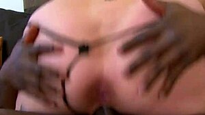 Hé, regarde-moi me baiser avec un gode rose avant de prendre une grosse bite noire !