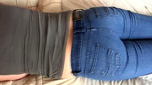 हेय, चेक आउट दिस 58-ईयर-ओल्ड लातीना मिल्फ फ्लैशिंग हेर बिग ऐस इन जींस