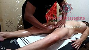 עיסוי טנטרי אינטנסיבי עם גניחות רמות ומגע חושני