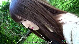 Drăguța amatoare japoneză Manami Morishita se dezbracă pe canapea