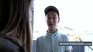 Bliźniaczki MILF oferują seks w dowolnym czasie szczęśliwemu pasierbowi