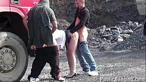 Wow! Lihat cewek blonde kecil 18+ digenjot di threesome publik di lokasi konstruksi oleh dua jagoan!