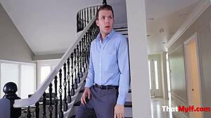 金发继母Alexis Fawx面试前救场！救援变成禁忌出轨幻想，火辣性爱。哇！