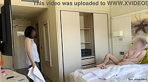 Exhibition bite : Femme de chambre d'hôtel me branle !