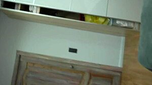 Sarkık sallanan memeler ve pembe dildo aksiyonu