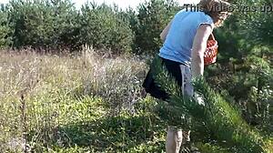 Aku nggak percaya Frina lupa celana dalam saat memetik jamur di hutan!