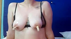 Juego con mis pezones en una sesión húmeda de webcam