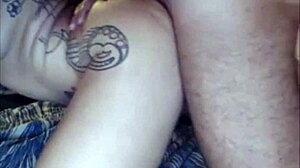 Блондинка-транс наслаждается глубоким анальным сексом для интенсивного удовольствия.