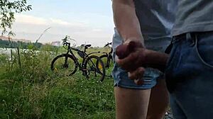 Bystig blondin tittar på runk i offentlighet