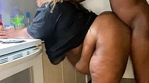 امرأة سمينة BBW تشتهي أكثر من وجبة منتصف الليل؟