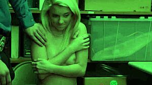 MłodyZłodziej - Gorąca blond nastolatka złodziejka sklepu pieprzy policjanta za wolność