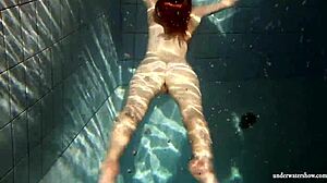 Wow, Mijine velike joške se bleščijo nage v podvodnem bazenu!