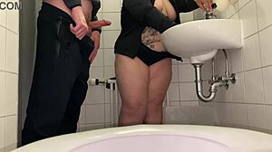 Wow! Masturbująca teściowa szarpie kutasa zięcia w publicznej toalecie centrum handlowego