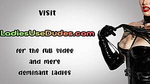 Priateľka peguje priateľa straponom