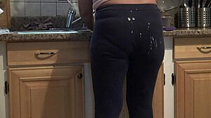 Французская мачеха принимает огромную сперму на свою сочную жопу