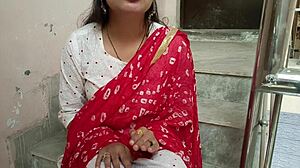 Desi üvey kardeşler sik okşayarak ve am yalayarak yaramazlık yapıyor, Hintçe sesli