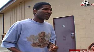 В кастинг интервюто брюнетката тийн 18+ получава малките си 18+ цици чукани от огромен черен кур